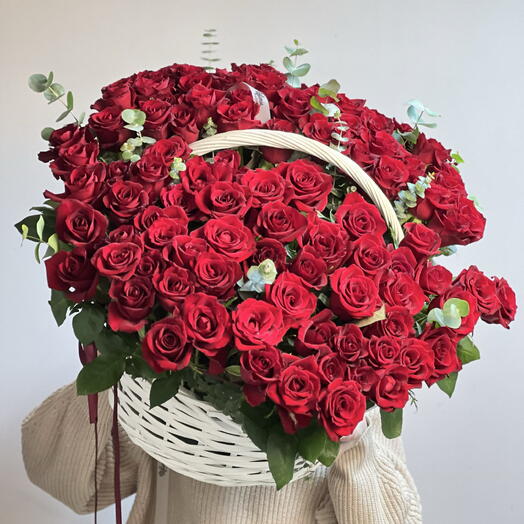 Корзина со 101 премиальной красной розой