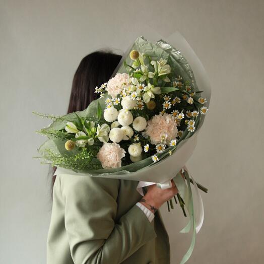 Букет полевой с хризантемой, альстромерией, ромашками и диантусом