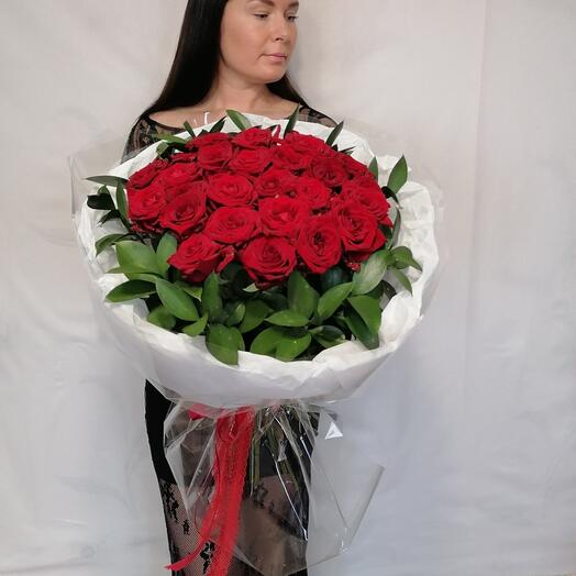 🌹Праздничный букет "PERVOЦВЕТ" из 25 красных роз и зелени в дизайнерском оформлении к