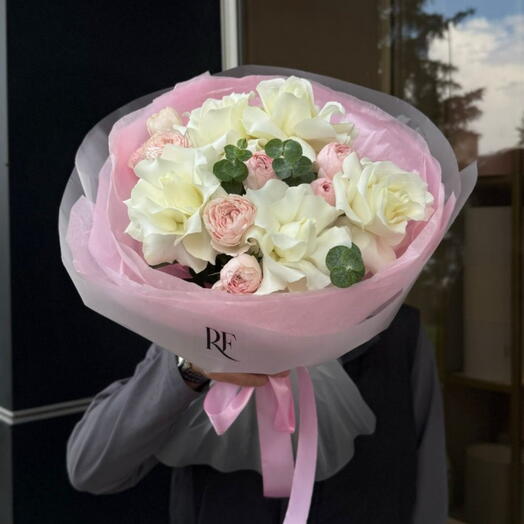 Букет из французских и кустовых роз