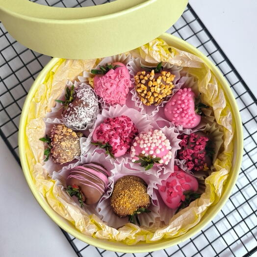 Коробочка шайба круглая с клубникой в шоколаде