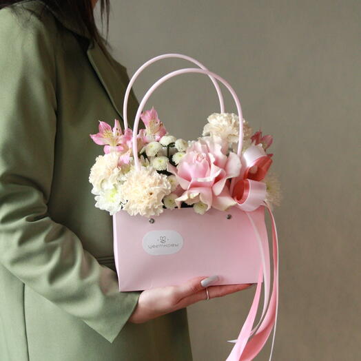 Композиция в сумочке из роз, хризантем и альстромерий