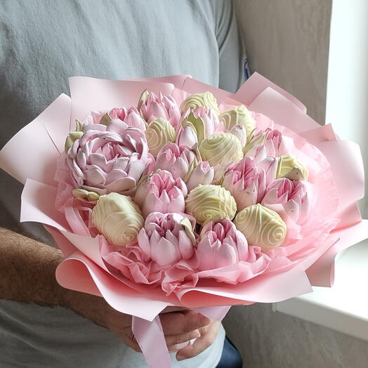 Сладкий букет из ягод  и зефира