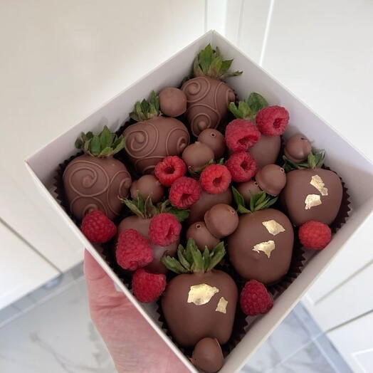 Клубника и голубика в шоколаде «Handmade sweetness»