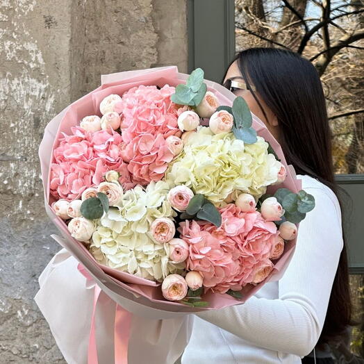 Букет из кустовых роз и гортензий