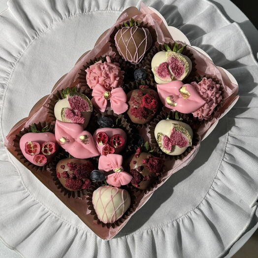 Клубника в шоколаде коробка 12 ягод