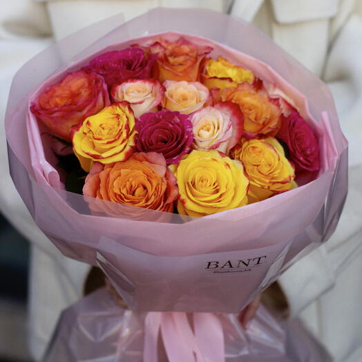 15 разноцветных роз