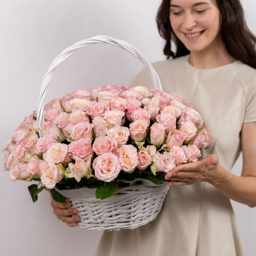 101 бело-розовая роза Sweet Eve в корзине