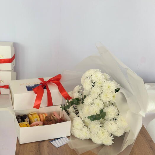 Комбо Букет Хризантем и Бокс Макаронс