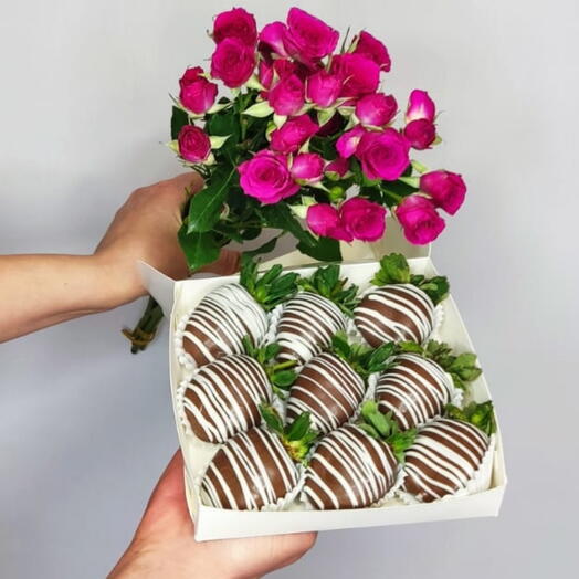 Букет из кустовых роз и клубника в шоколаде, набор 1