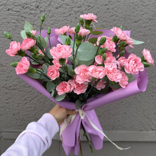 Buquê de cravos rosas em rama