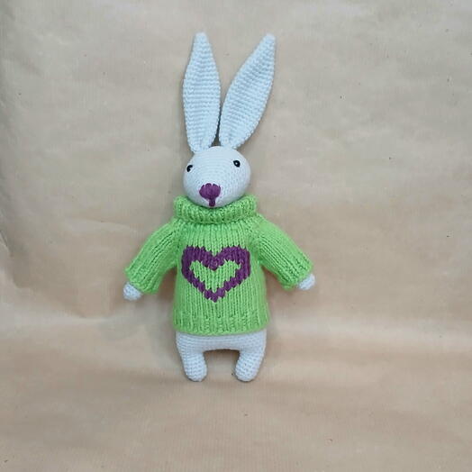 Вязаная игрушка Заяц в свитере