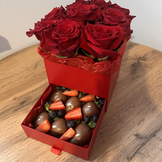 Клубника в шоколаде с розой подарок