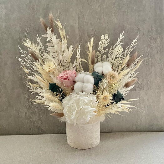 Composition of stabilized flowers with rose and cotton