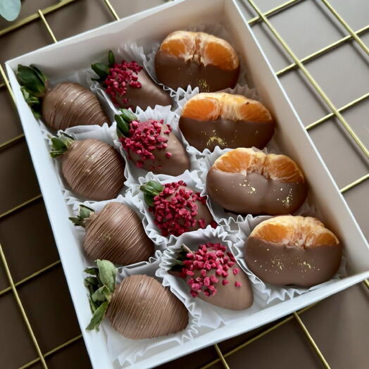 Мандарины и клубника в шоколаде