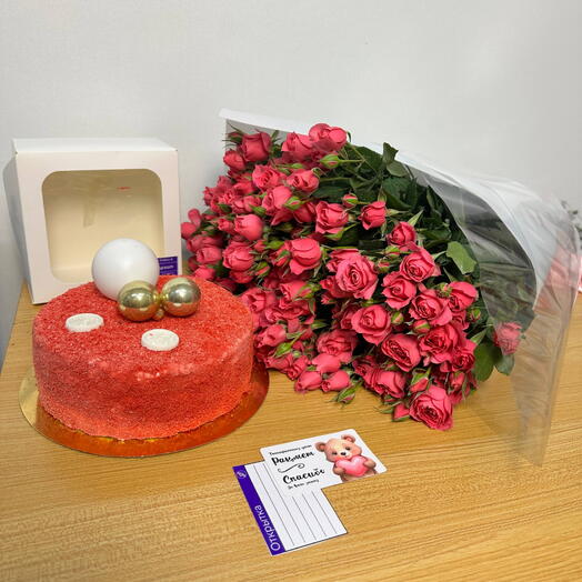 Торт Красный Бархат и Букетик Кустовых Роз
