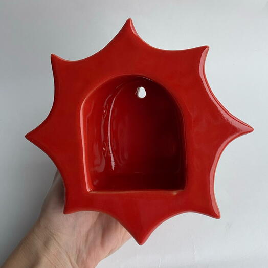 Красный настенный подсвечник