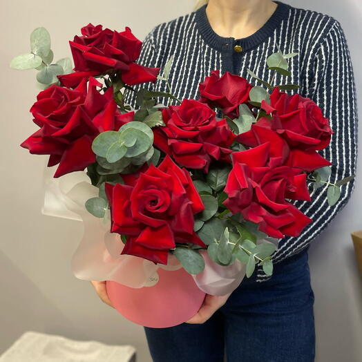 Композиция в коробке с французскими розами «ЛЮБОВЬ»