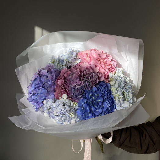 Яркий моно букет с гортензиями