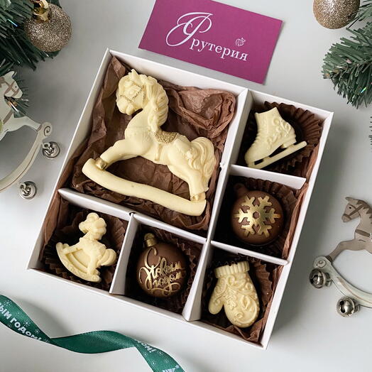 Новогодние шоколадные конфеты ручной работы «Елочные украшения» с белой лошадкой  S на Новый год