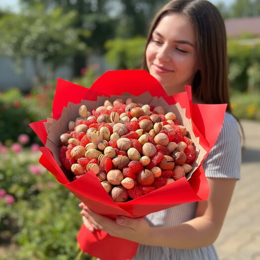 Букет из орехов с вяленой клубникой