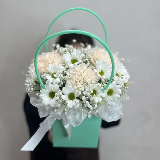 Хризантемы, диантусы и гипсофила в сумочке🍃 нежная композиция букет комплимент