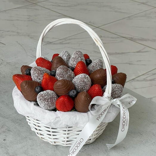 Корзина с клубникой в шоколаде callebaut