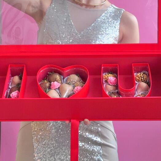 Клубника в шоколаде в коробке I love you. Подарок любимой девушке, жене. Признание "Я тебя люблю"