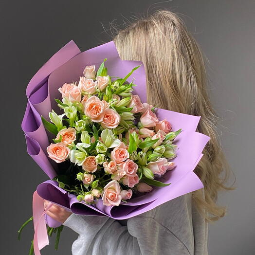Ramo "Fantasía" con rosas de arbusto y alstroemeria