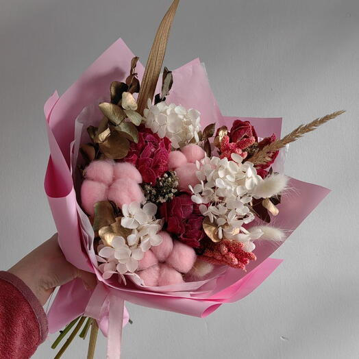 Нежный розовый букет из сухоцветов с пионами
