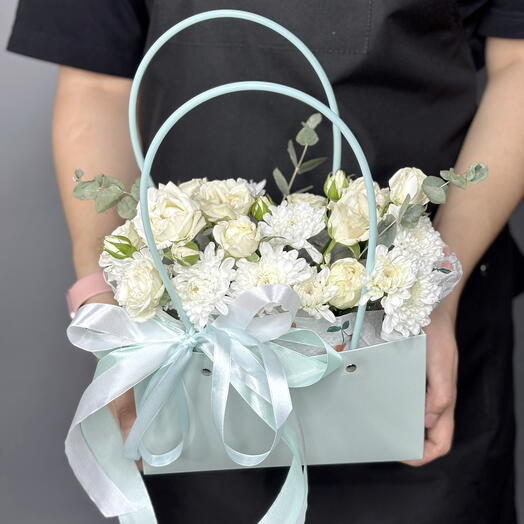 Композиция из хризантем и кустовых роз