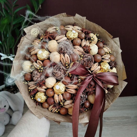 Стильный букет из орехов с конфетами Ferrero Rocher, кедровыми шишками, бантом и ковылём (L)