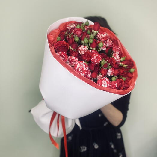 Букет из кустовых роз красный