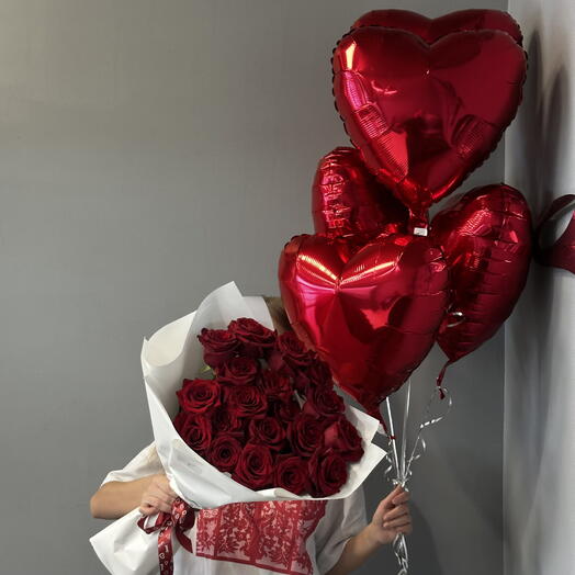 Букет из роз и сет шаров «L O V E» ️