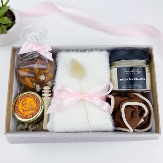 Подарочный набор с носками, свечей, бельгийским шоколадом, медом и резинкой для волос