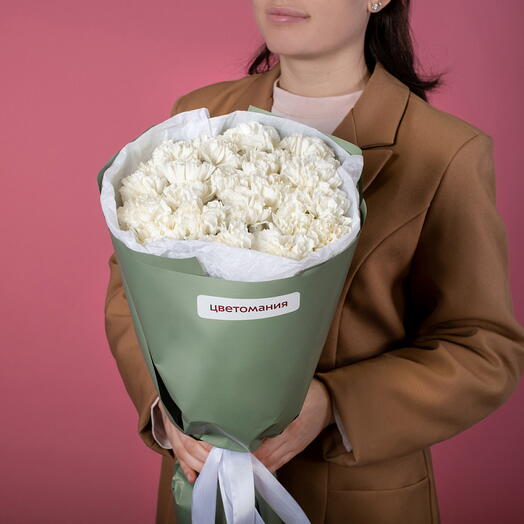 Букет из 15 белых гвоздик в упаковке