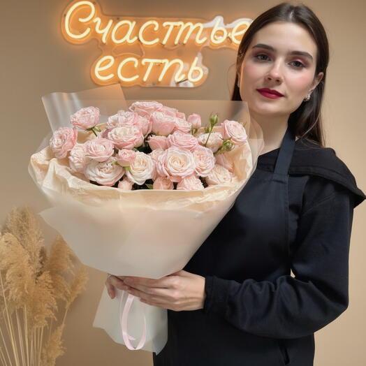 Монобукет из персиковых кустовых роз Мадам бомбастик
