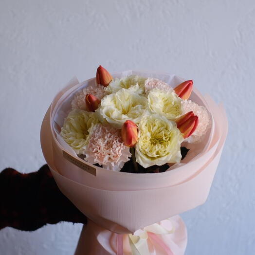 Сборный букет с тюльпанами