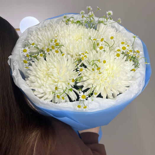 Букет из белых хризантем с матрикарией