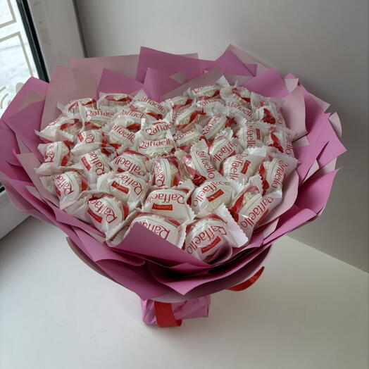 Серже из конфет Рафаэлом