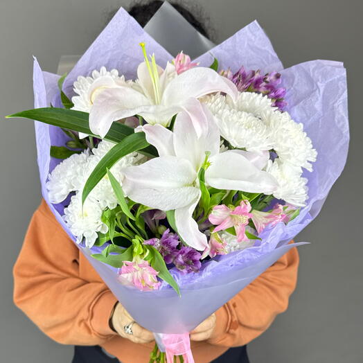 Букет с ароматной лилией и альстромерией