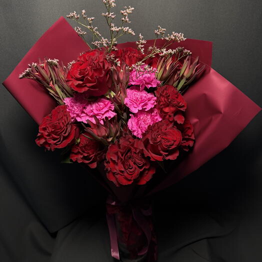 Букет из бордовых роз, диантусов и леукодендронов