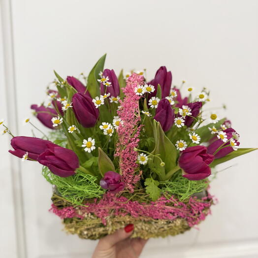 Корзина с тюльпанами