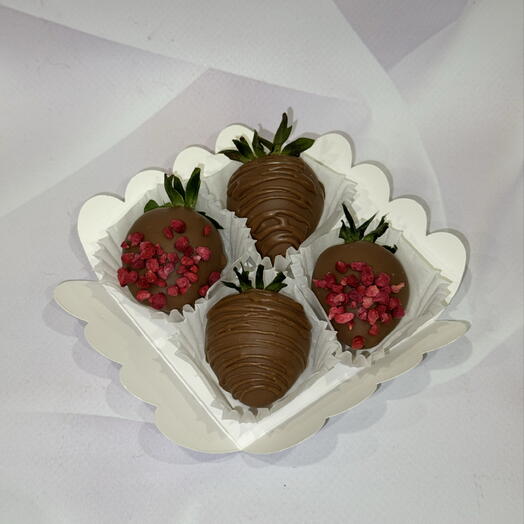Клубника в шоколаде 4 шт, маме, девушке