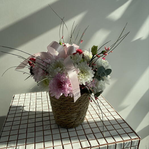 Милая композиция из хризантем