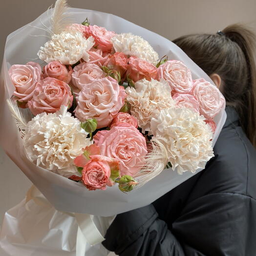 Букет из кустовой пионовидной розы и диантусов