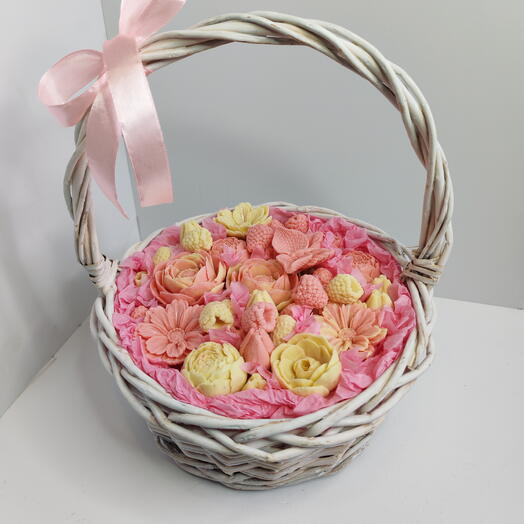 Корзина с цветами из шоклада