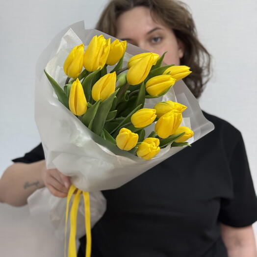 15 желтых тюльпанов