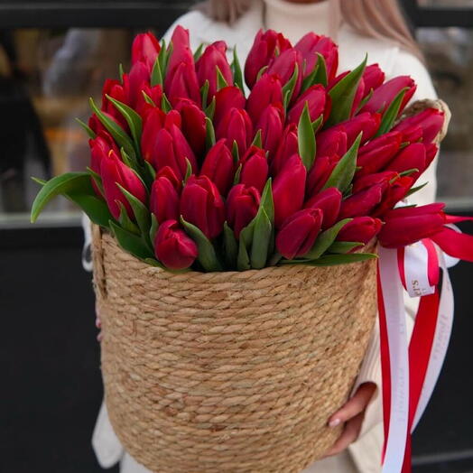 Корзина с красными тюльпанами️