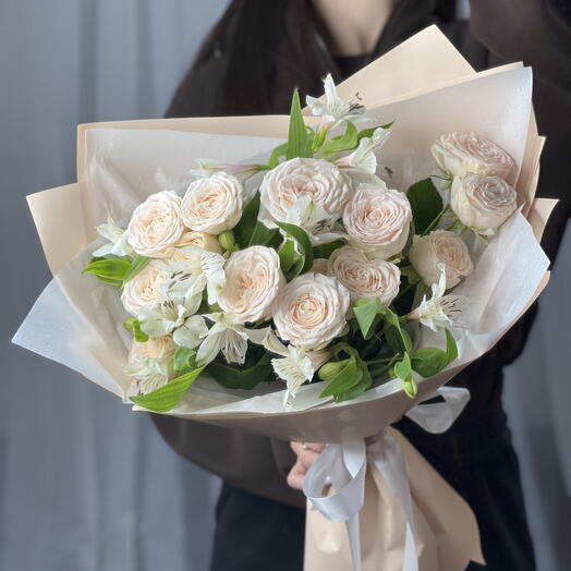 Нежный букет с альстромерией и пионовидными кустовыми розами